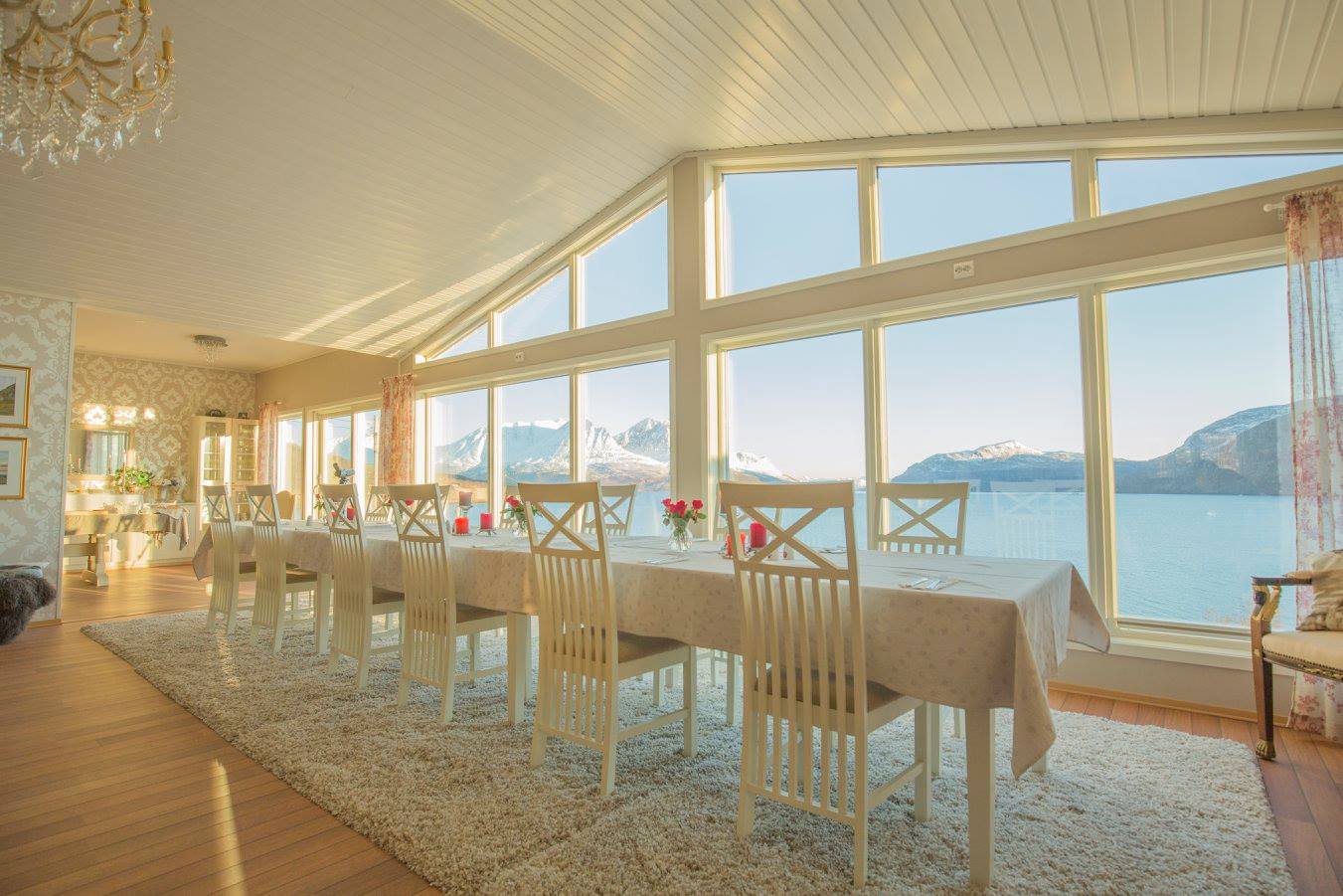 Restaurant with view of the sea, good lighting in a open cozy space