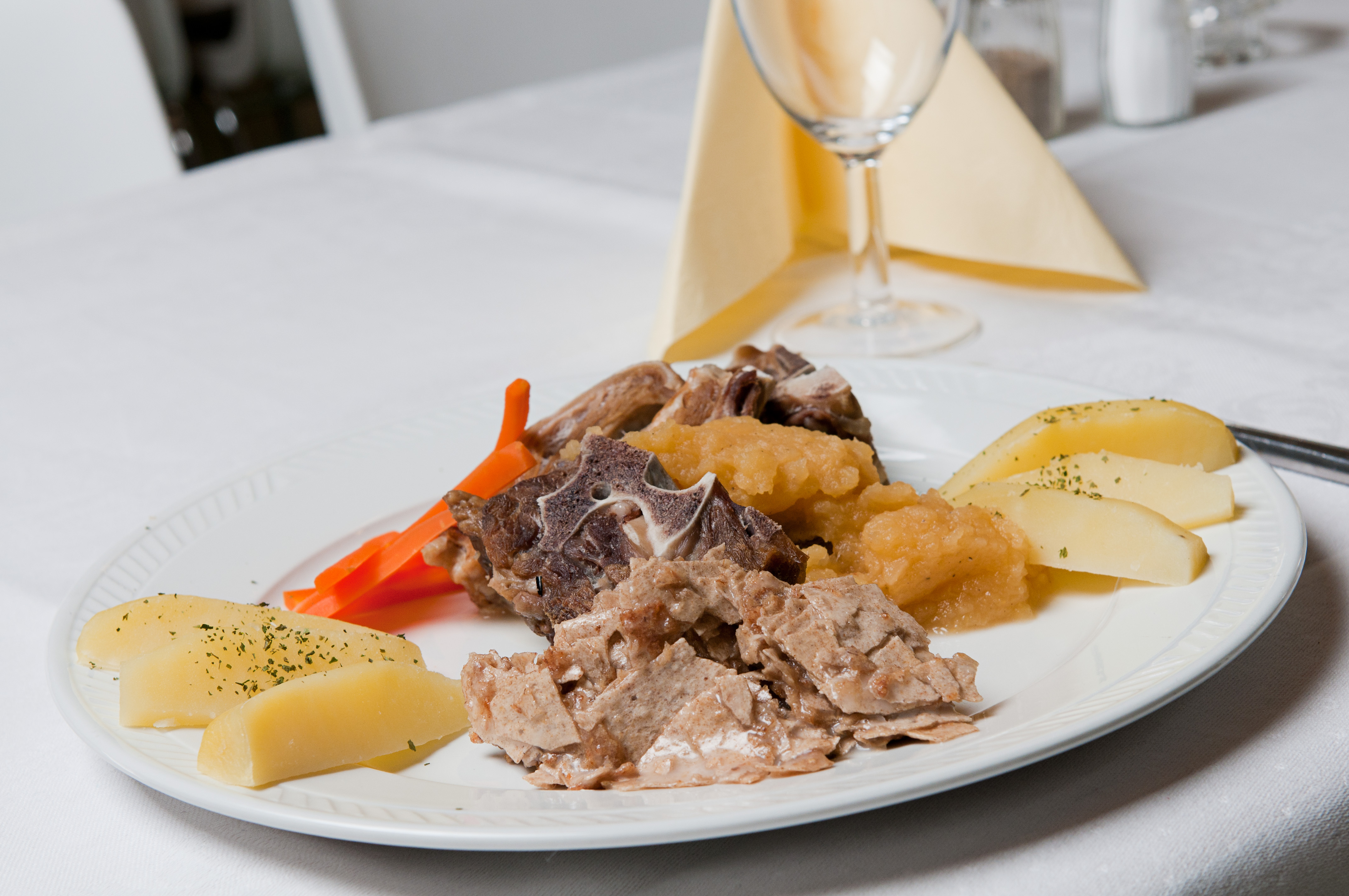 Local sea sámi food on plate on white table @ØrjanMarakattBertelsen