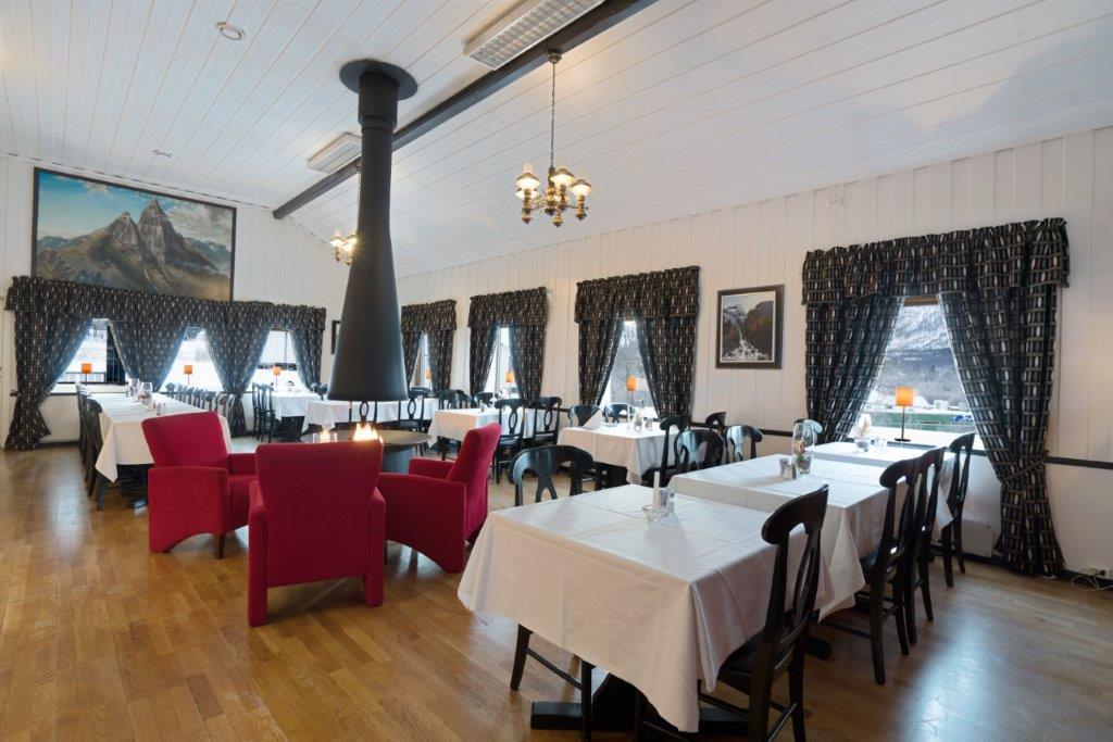 Restaurant local at Lyngskroa with tablecloth-covered tables and windows surrounding the tables