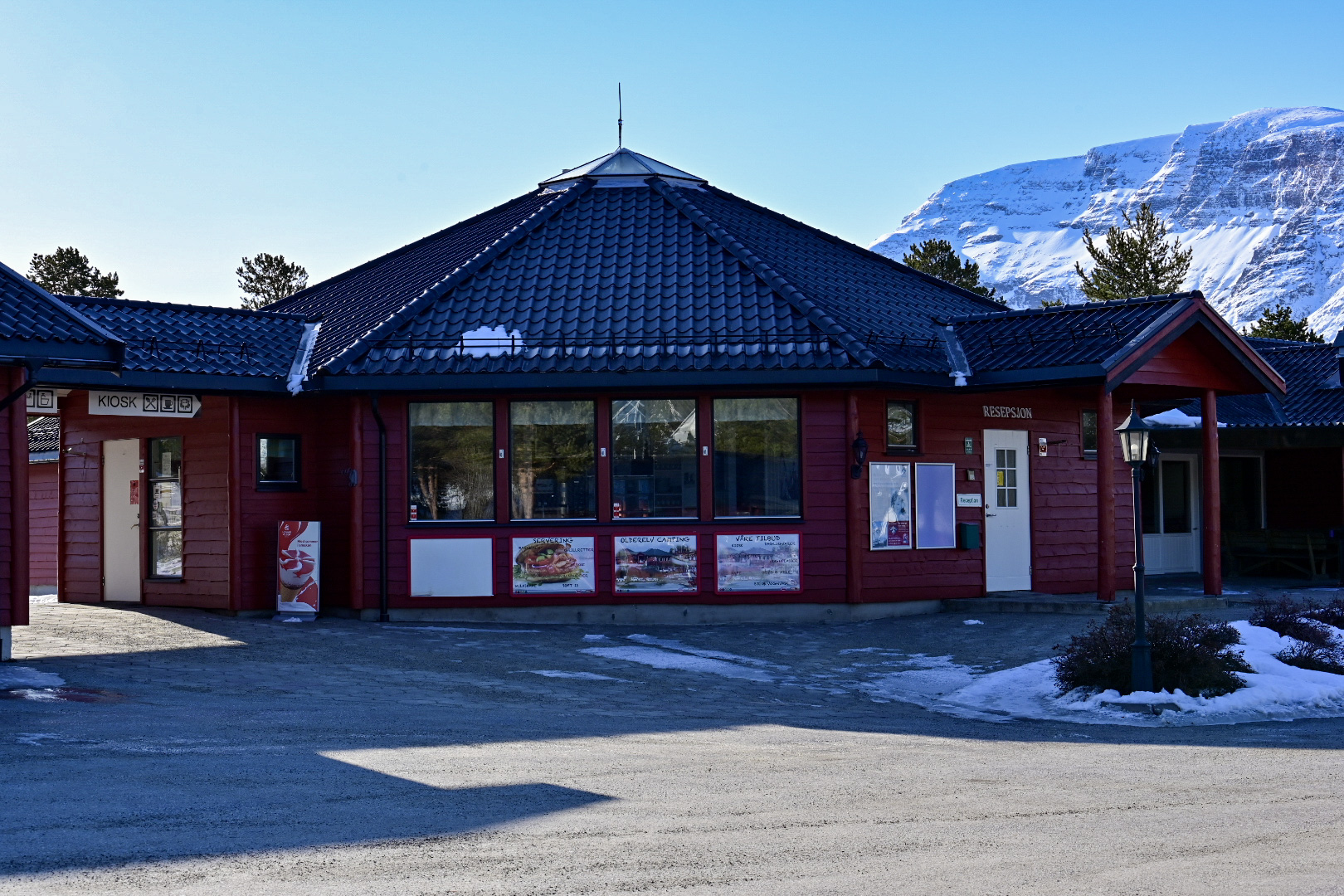 Bilde av olderelv camping sitt hovedhus fra utsiden i solskinn om vårvinteren. @marieangelsen