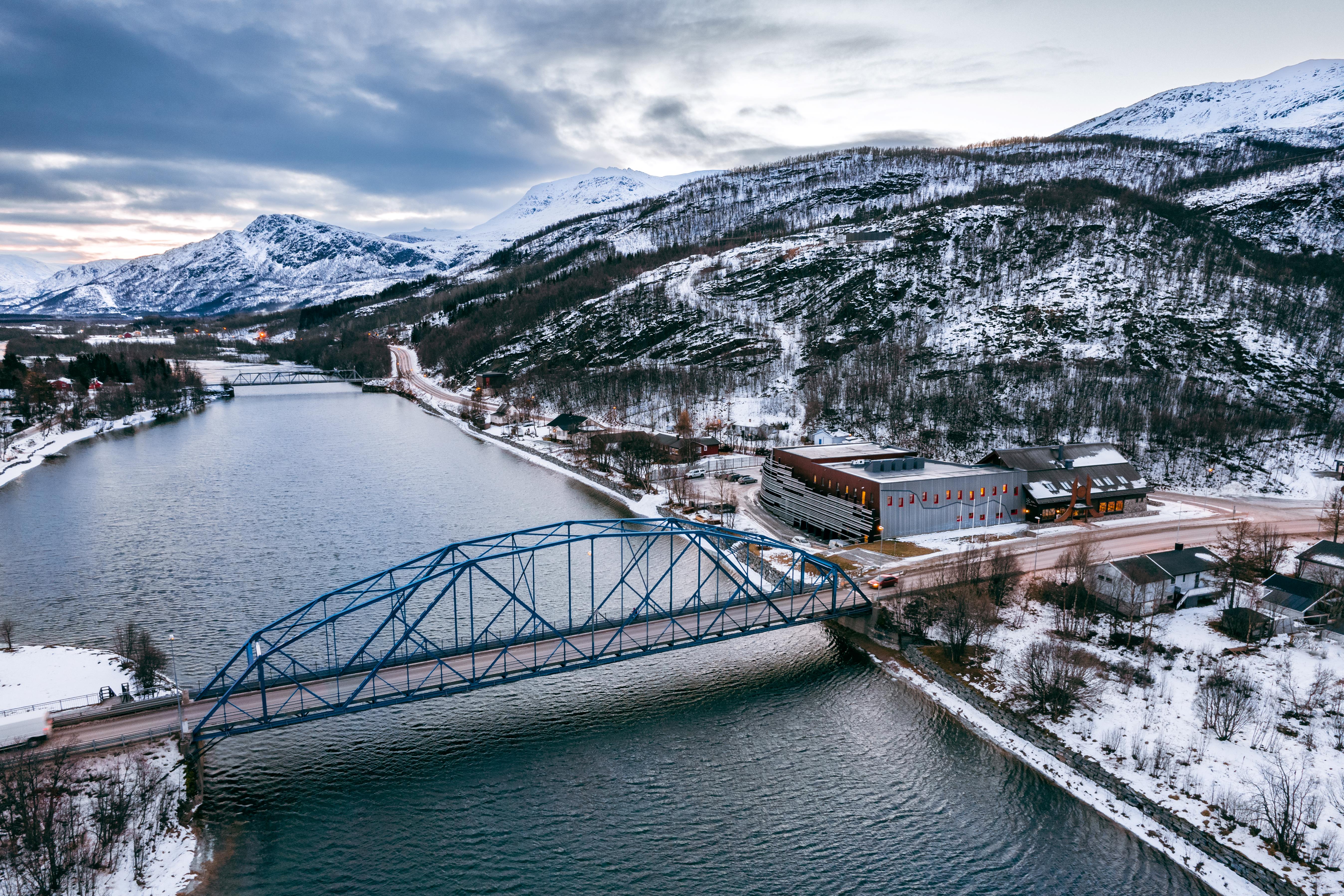 Drone vinterbilde av Storslett bru