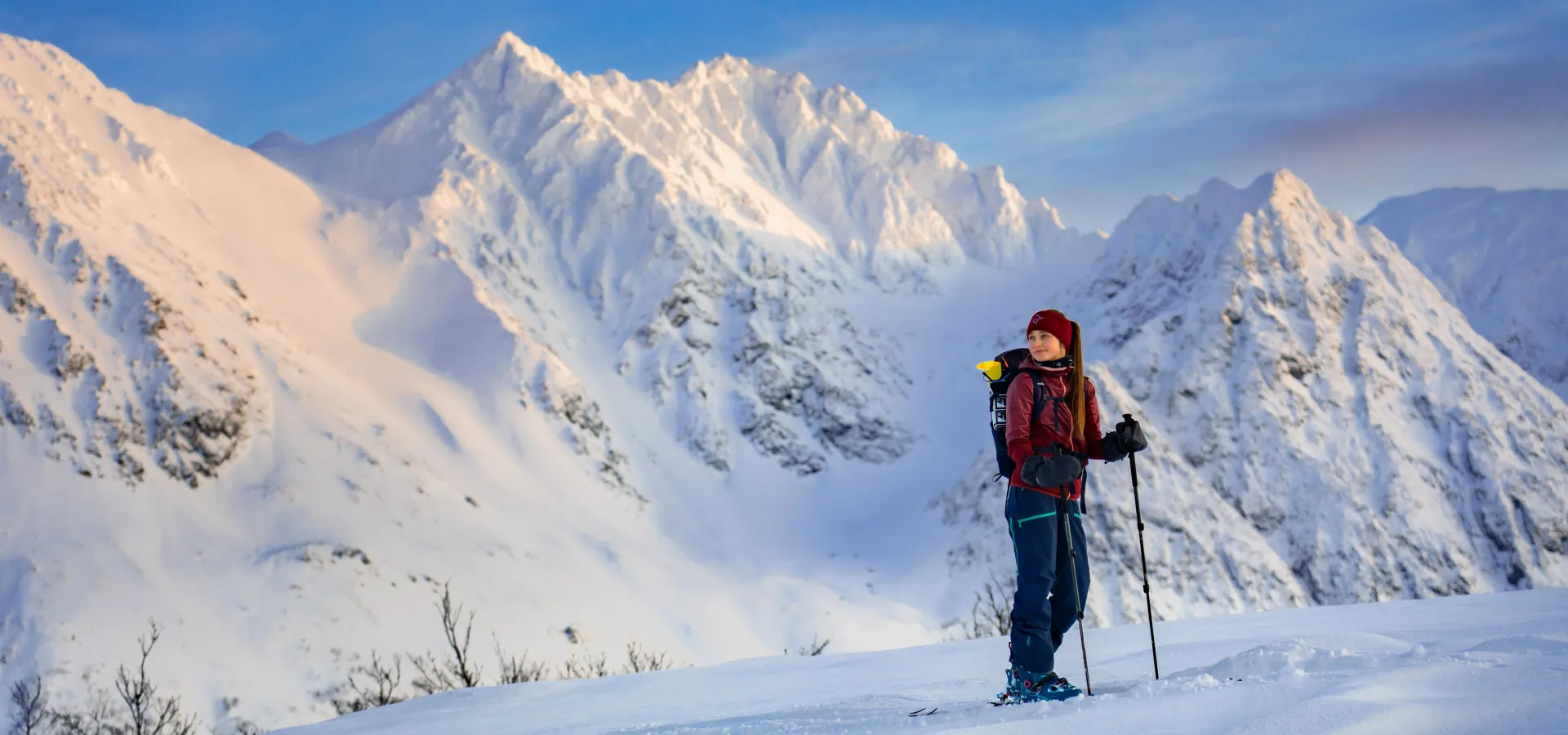 Dame som står på ski i Lyngsalpene