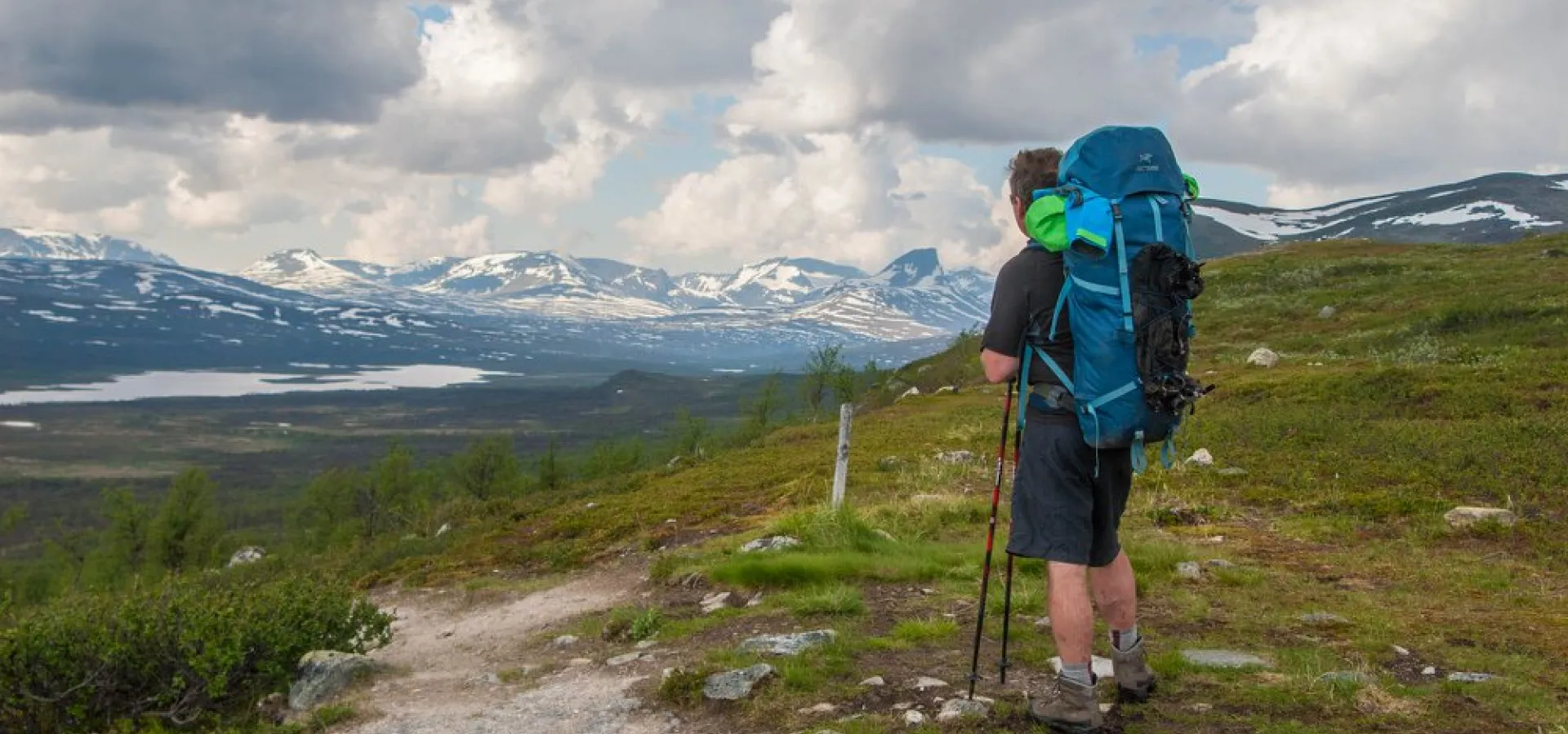 Mann på vandretur langs Nordkalottleden