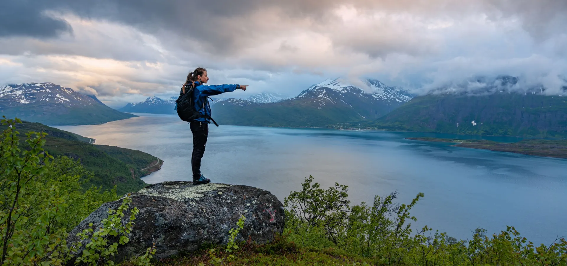 Utsikt mot Lyngsalpene og Lyngenfjorden fra Revdalen