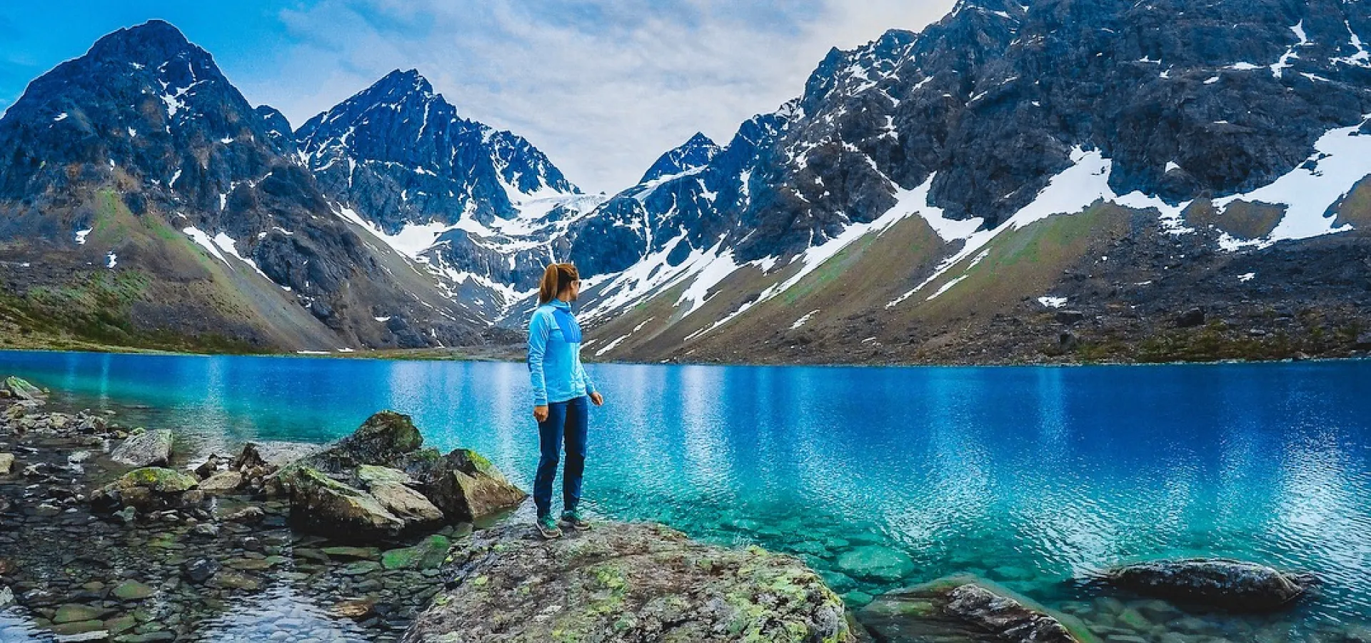 Står og ser på blåisvannet og lyngsalpene i Lyngen