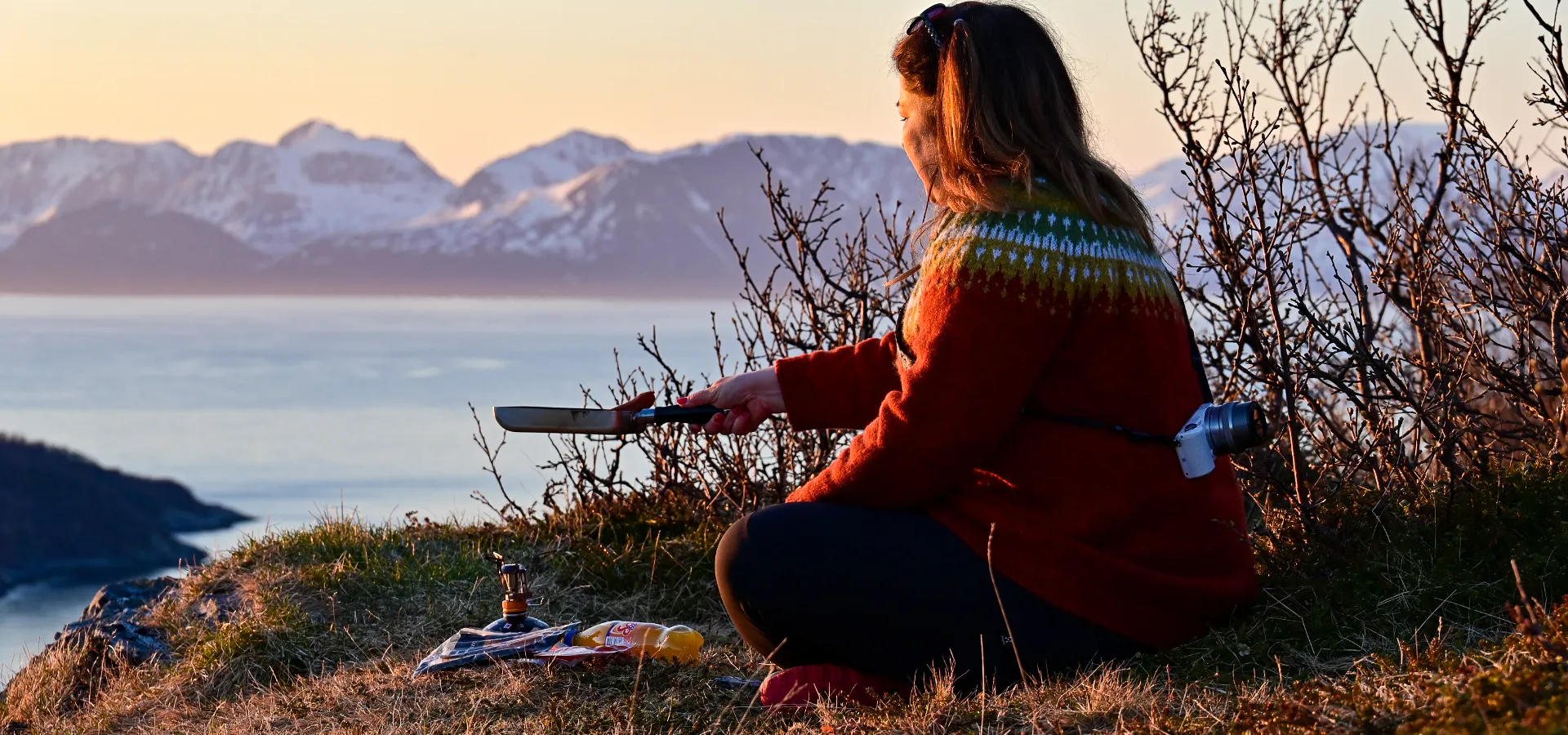 Dame spiser middag i naturen