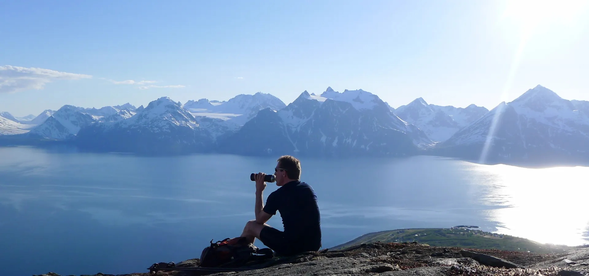 sitter på dalberget og ser på utsikten