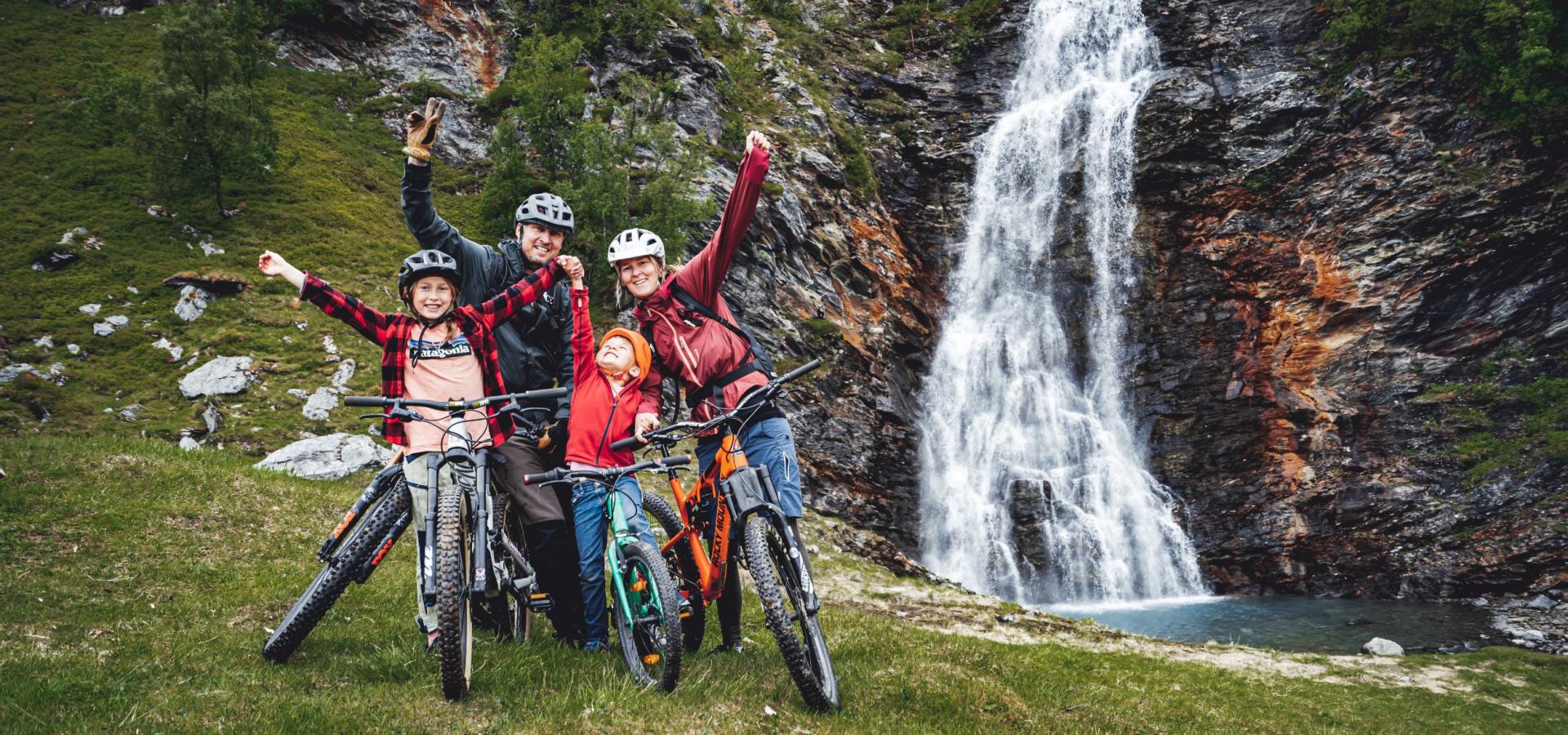 Familie på sykkeltur i Lyngen