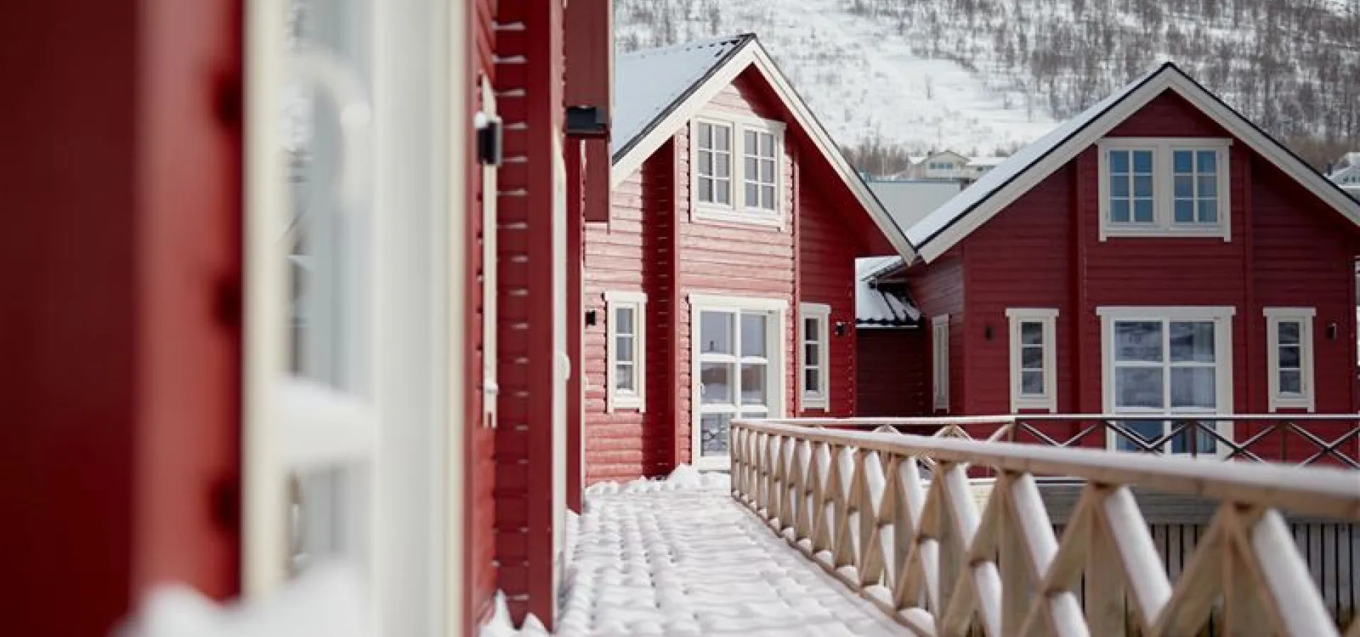 Rorbu ved sjøen hos XLyngen