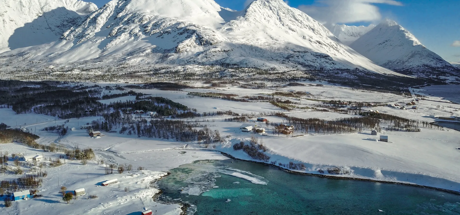 Vinterlandskap badet i sollys tatt med drone