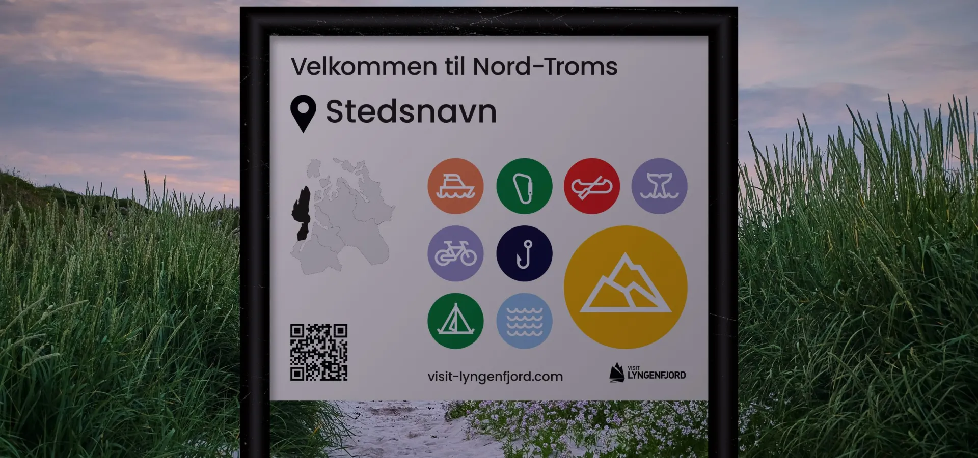 Illustrasjonsskilt på en strand med grønt gress i bagrunnen. På skiltet kan du se diverse ikoner og en QR-kode som leder til vår landingsside.