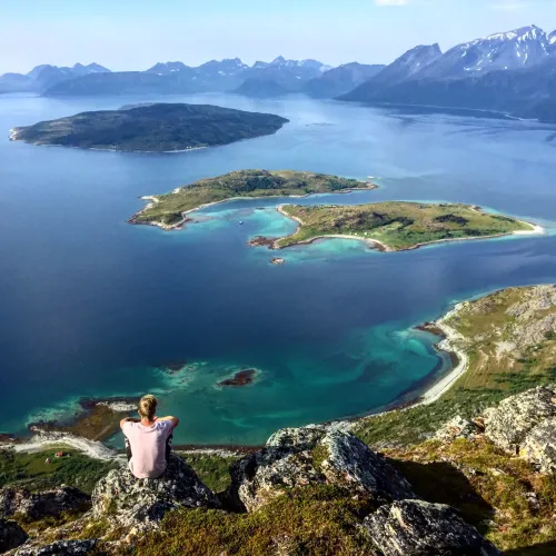 Utsikt fra Arontind med øyer og krystallklart vann