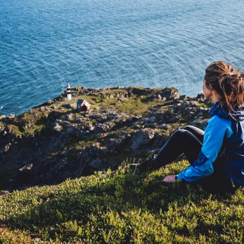 Ser ned på fyret ved Lyngstuva, det nordligste punktet på Lyngenhalvøya, Nord Norge.