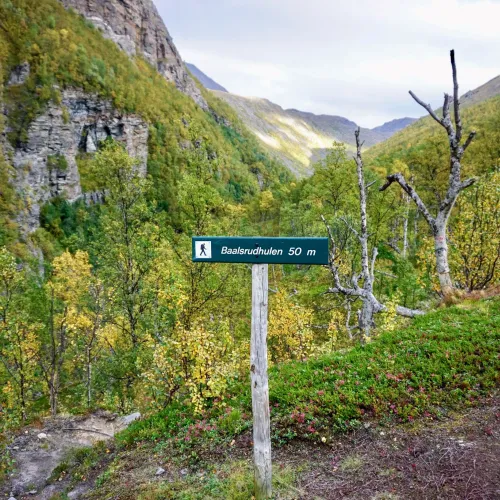Skiltet som viser "Baalsrudhula 50m"