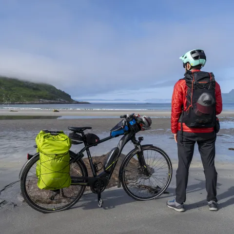 Island hopping - biking (C) Henrik Morkel