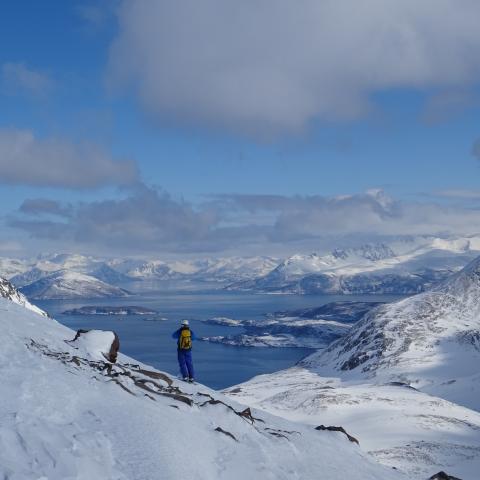 Står på toppen og ser utover Lyngenfjorden