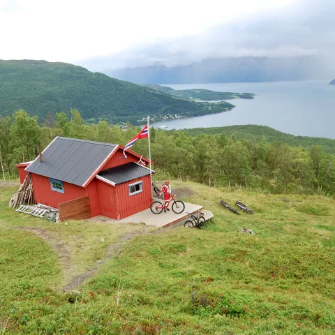 Skihytta - red cabin with a view of the fjord and mountains