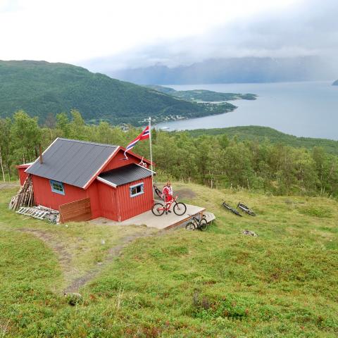 Skihytta - red cabin with a view of the fjord and mountains