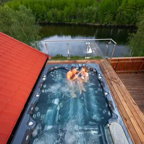 Jacuzzi på takterrassen av Reisastua Lodge med utsikt mot Reisaelva, Resadalen, Nord Norge