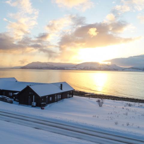 Lyngen Experience Lodge og utsikt over Ullsfjorden, Nord Norge