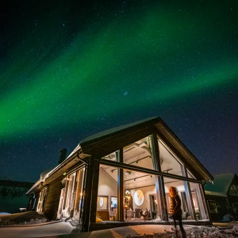 Lyngen Experience Lodge med nordlys i bakgrunnen, Nord Norge