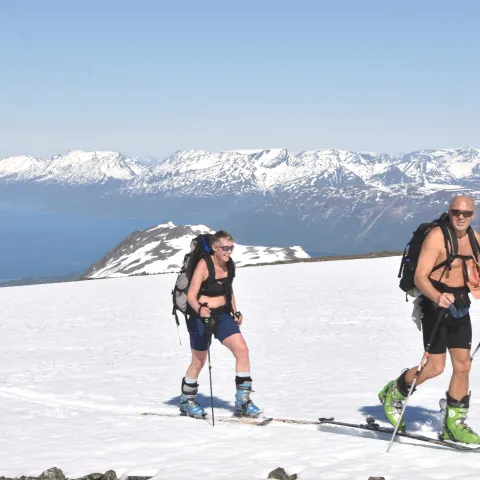 På topptur i Lyngsalpene i shorts