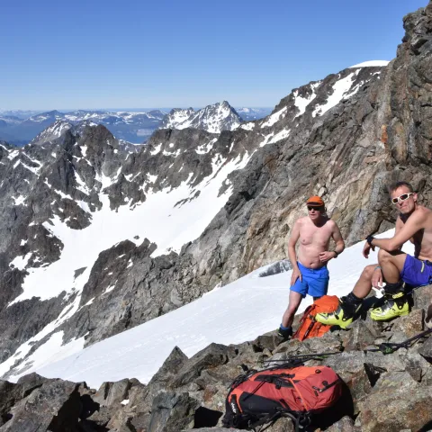 Nyter utsikten fra toppen av Lyngsalpene, sommer og shortsvær