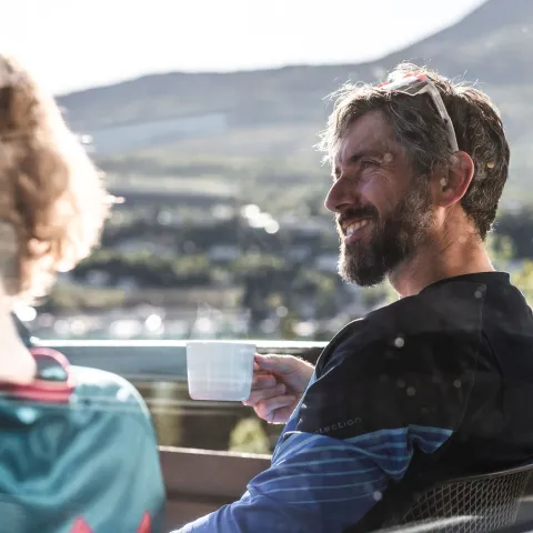 Nyter en kopp kaffe på Magic Mountain Lodge, Lyngen, Nord Norge