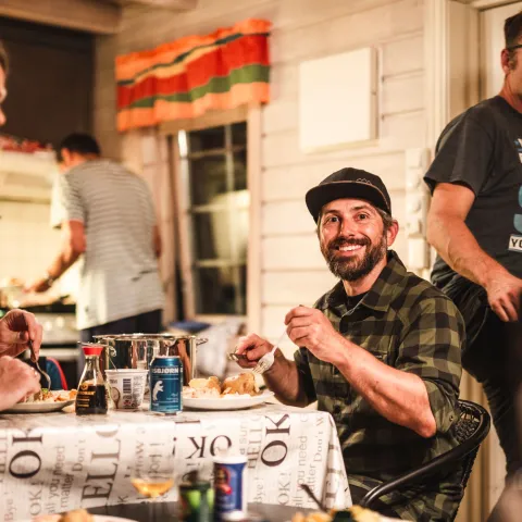 Lager egen middag i hytte på Strandbu Cambin, Skibotn Nord Norge