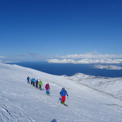 Står på toppen og ser på utsikten mot lyngen