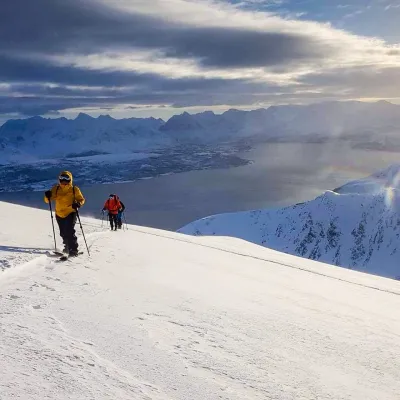 På topptur i Lyngsalpene, Nord Norge