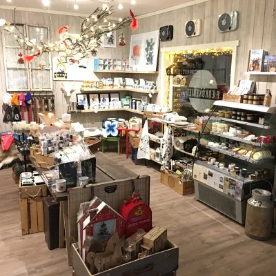 Koselig butikklokale fylt med lokale produkter