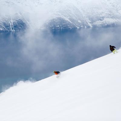 På ski ned Storhaugen med Lyngsalpene i bakgrunnen, Nord Norge