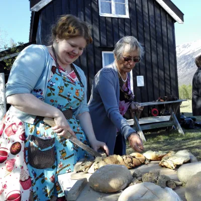 2 kvinner som baker brød utendørs