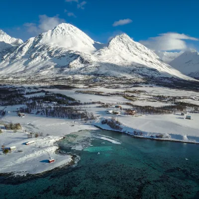 Dronebilde av Lyngsalpene en solrik vintersdag, Nord Norge