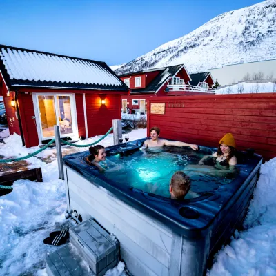 Nyter jacuzzi ved XLyngen i Lyngsalpene, Nord Norge