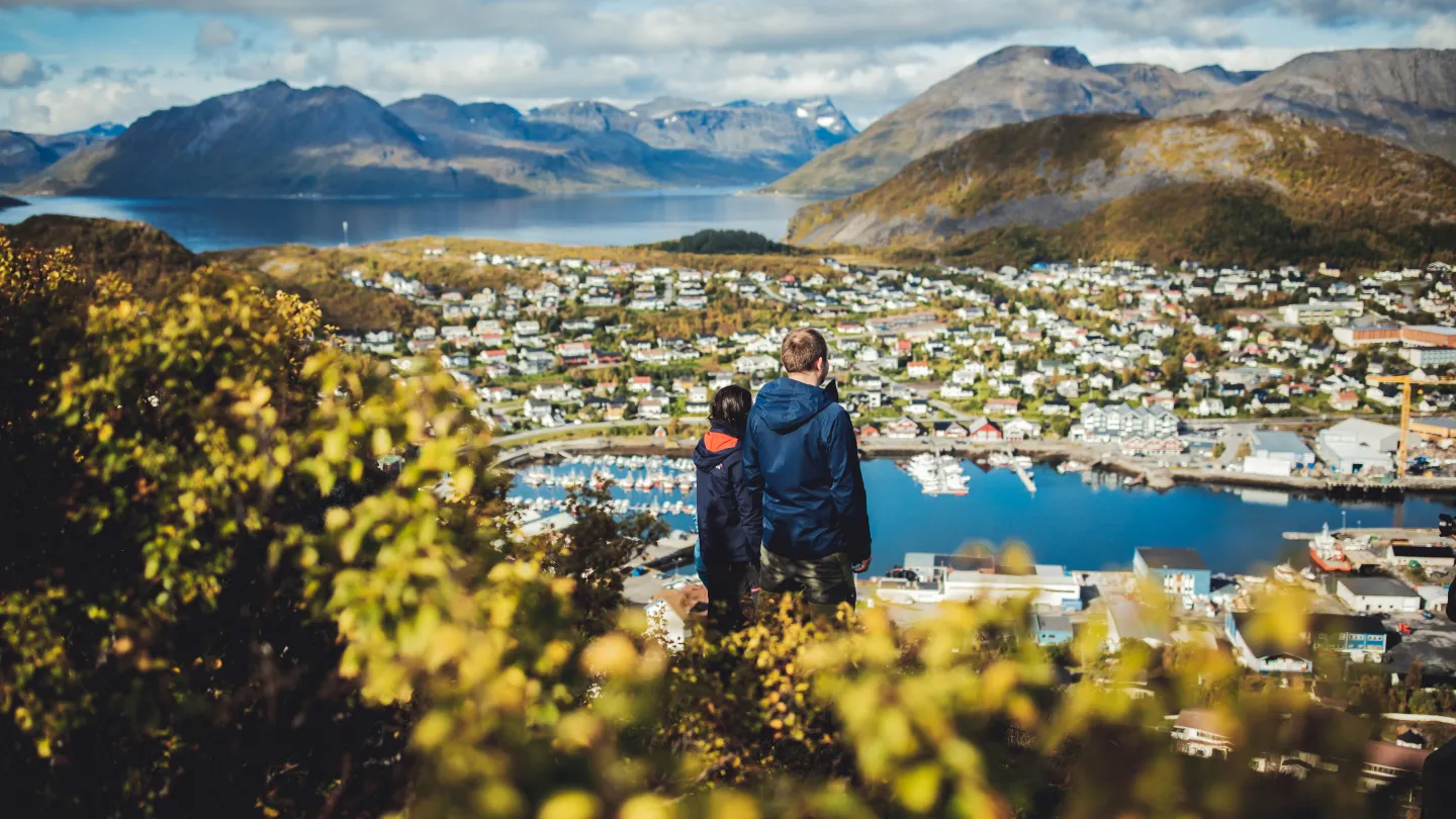 To personer ser ut over skjervøy