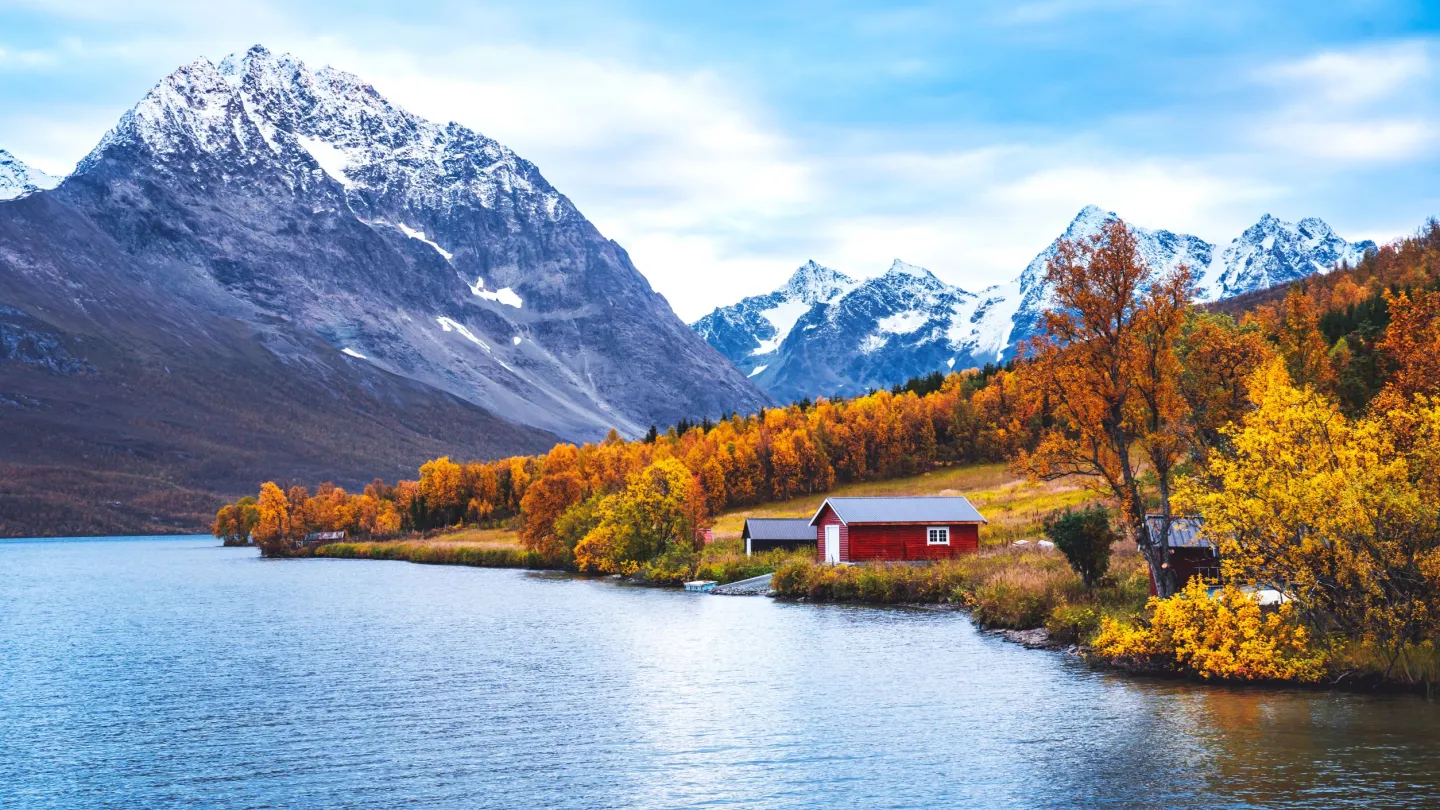 Autumn by Jægervatnet in Lyngen